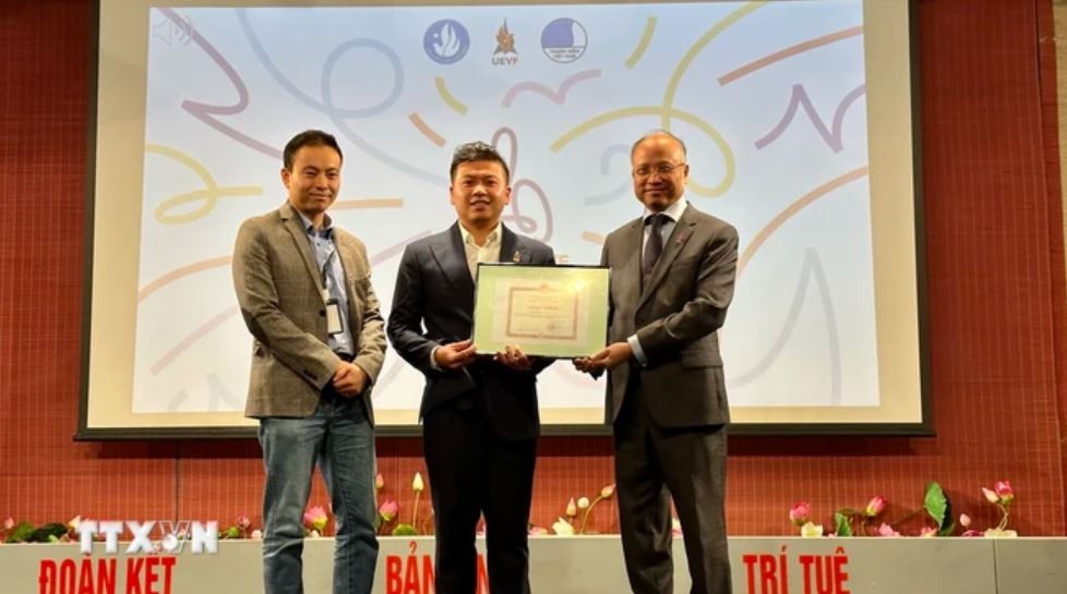 Vietnamese Youth and Student Association in France through 20 Years Vietnamese Youth and Student Association in France through 20 Years