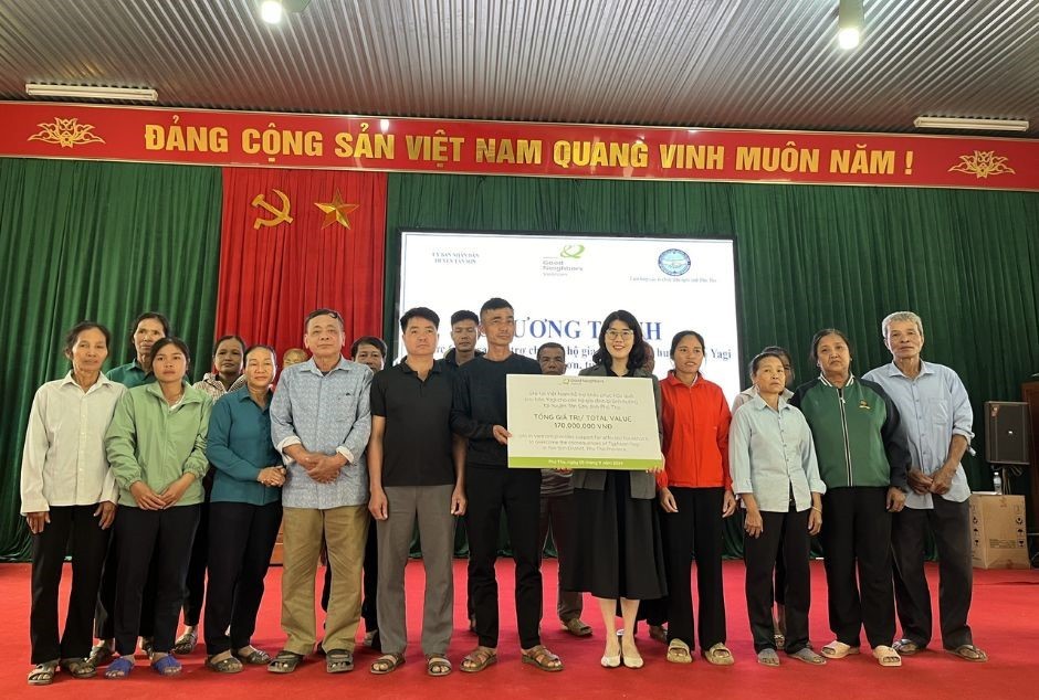 Representative of GNI/Korea organization presented the symbol of support of 170 million VND to poor households in Kim Thuong commune. Representative of GNI/Korea organization presented the symbol of support of 170 million VND to poor households in Kim Thuong commune.