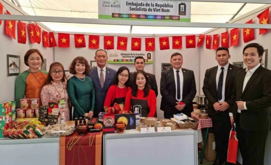Booth introducing Vietnamese products at Lago Ranco Fair, Chile, April 2022 Booth introducing Vietnamese products at Lago Ranco Fair, Chile, April 2022