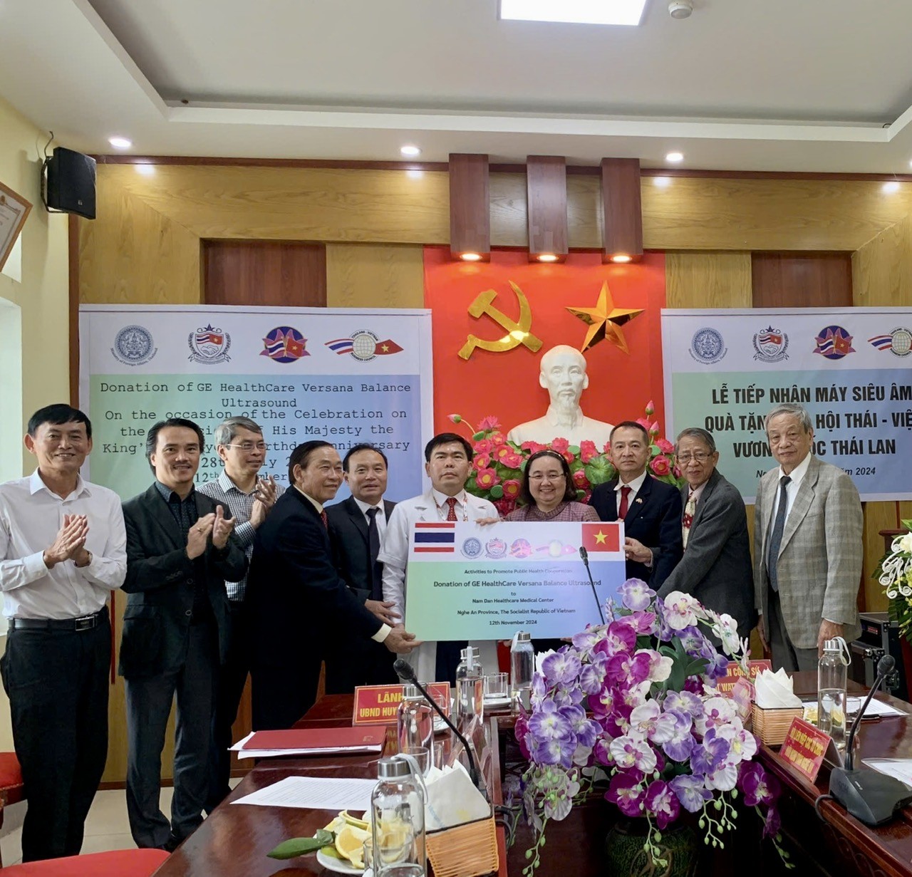 Đại diện Hội hữu nghị Việt Nam - Thái Lan, Hội hữu nghị Thái Lan - Việt Nam và Đại sứ quán Thái Lan tại Việt Nam trao máy siêu âm cho Trung tâm y tế huyện Nam Đàn. (Ảnh: Anh Tuấn) Đại diện Hội hữu nghị Việt Nam - Thái Lan, Hội hữu nghị Thái Lan - Việt Nam và Đại sứ quán Thái Lan tại Việt Nam trao máy siêu âm cho Trung tâm y tế huyện Nam Đàn. (Ảnh: Anh Tuấn)