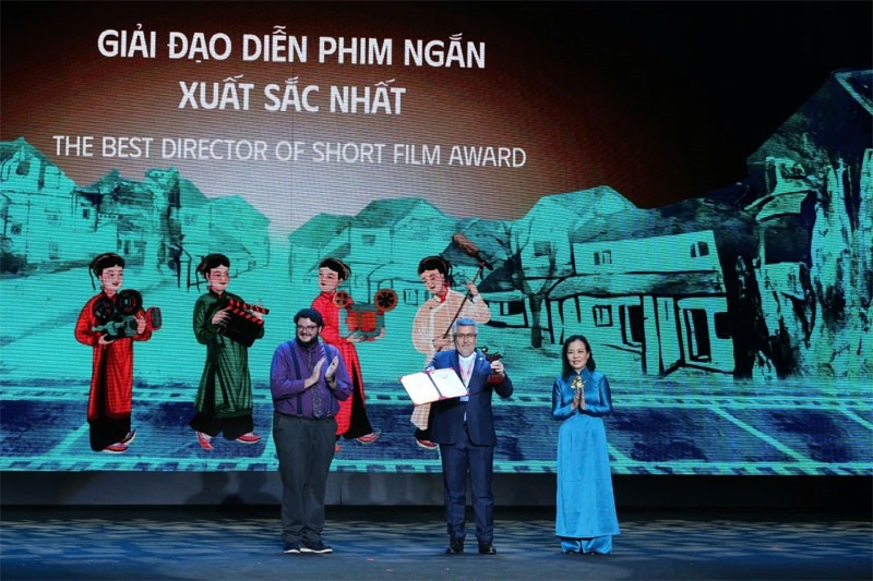Phần trao giải Đạo diễn phim ngắn xuất sắc nhất (Ảnh: T.L). Phần trao giải Đạo diễn phim ngắn xuất sắc nhất (Ảnh: T.L).
