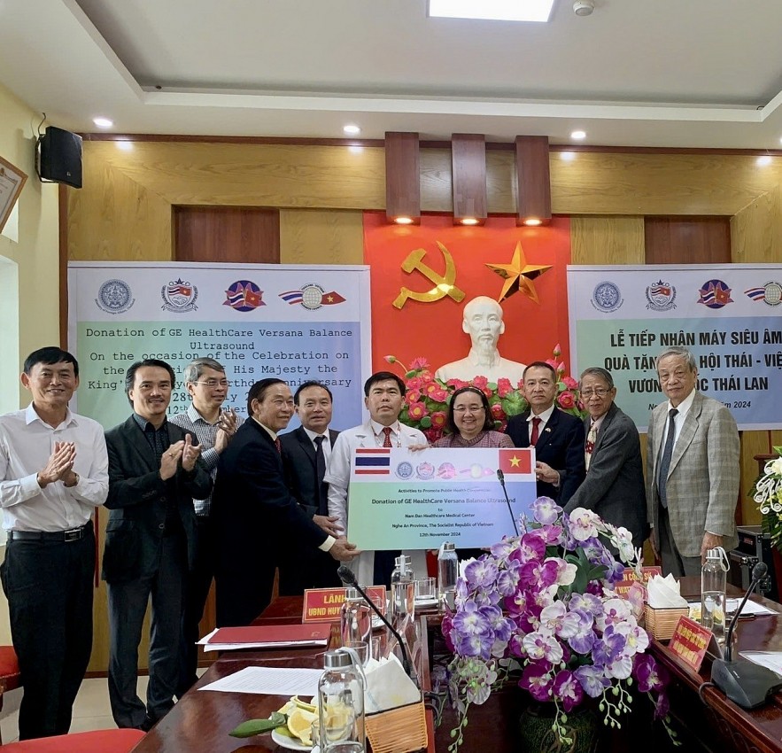 Friendship Associations of Vietnam and Thailand Donate Ultrasound Devices to Nghe An Friendship Associations of Vietnam and Thailand Donate Ultrasound Devices to Nghe An