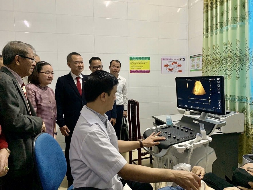 Friendship Associations of Vietnam and Thailand Donate Ultrasound Devices to Nghe An Friendship Associations of Vietnam and Thailand Donate Ultrasound Devices to Nghe An