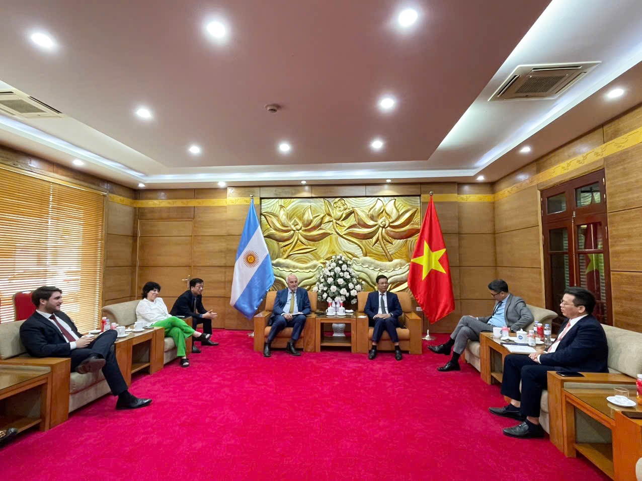 Phó Chủ tịch Liên hiệp các tổ chức hữu nghị Việt Nam Đồng Huy Cương tiếp đoàn đại biểu Đảng Công lý Argentina. Phó Chủ tịch Liên hiệp các tổ chức hữu nghị Việt Nam Đồng Huy Cương tiếp đoàn đại biểu Đảng Công lý Argentina.