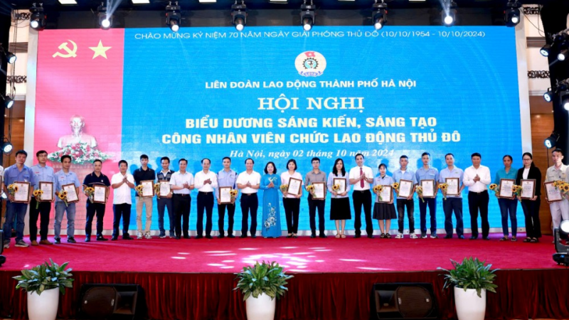 Lãnh đạo Tổng LĐLĐ Việt Nam và TP Hà Nội tặng hoa, Bằng công nhận “Sáng kiến, sáng tạo trong CNVCLĐ Thủ đô” cho các cá nhân tiêu biểu (Ảnh: Hoàng Mạnh) Lãnh đạo Tổng LĐLĐ Việt Nam và TP Hà Nội tặng hoa, Bằng công nhận “Sáng kiến, sáng tạo trong CNVCLĐ Thủ đô” cho các cá nhân tiêu biểu (Ảnh: Hoàng Mạnh)