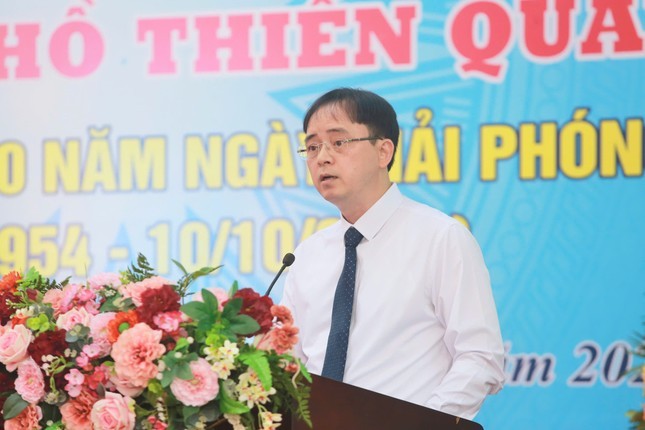 Gắn biển công trình vườn hoa hồ Thiền Quang Gắn biển công trình vườn hoa hồ Thiền Quang