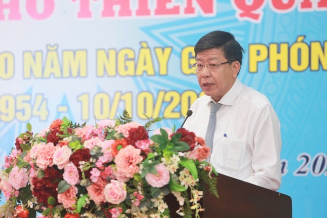 Gắn biển công trình vườn hoa hồ Thiền Quang Gắn biển công trình vườn hoa hồ Thiền Quang