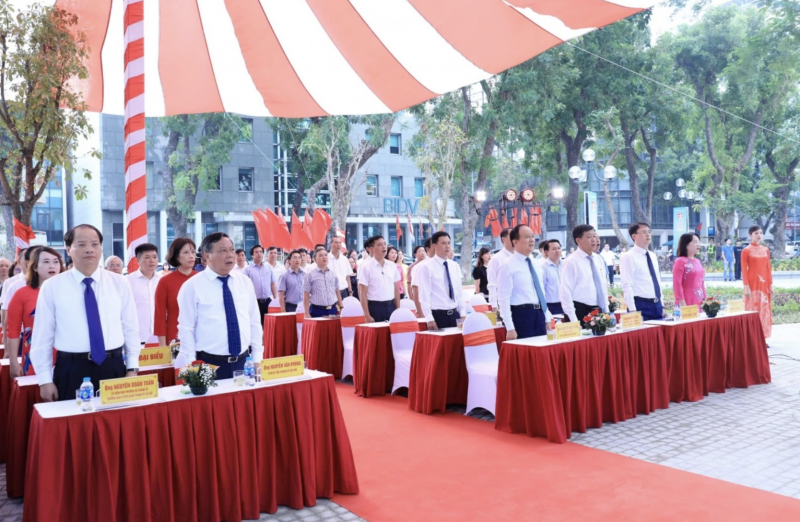 Gắn biển công trình vườn hoa hồ Thiền Quang Gắn biển công trình vườn hoa hồ Thiền Quang