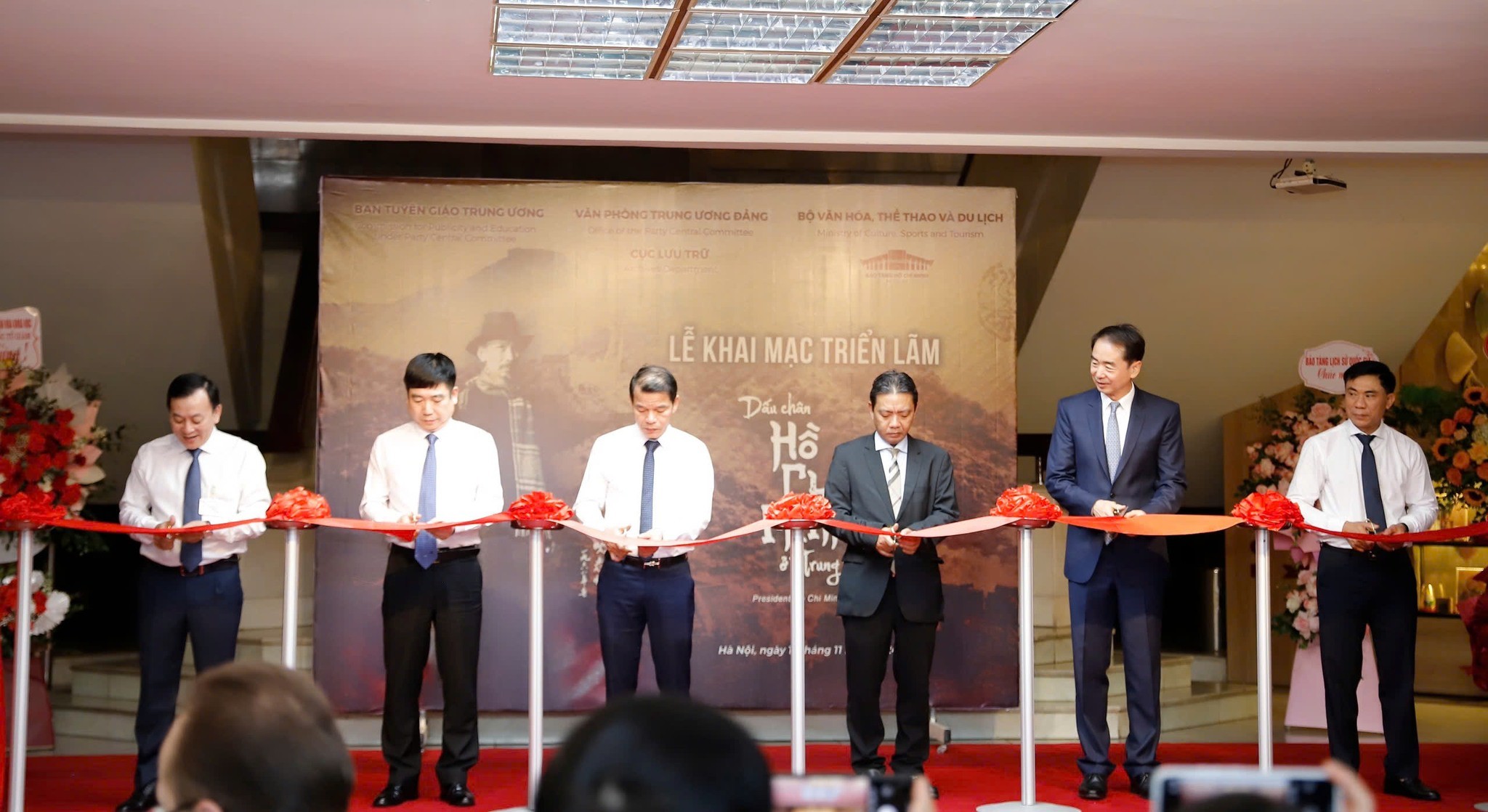 Các đại biểu cắt băng khai mạc Triển lãm “Dấu chân Hồ Chí Minh ở Trung Quốc”. (Ảnh: Bảo tàng Hồ Chí Minh) Các đại biểu cắt băng khai mạc Triển lãm “Dấu chân Hồ Chí Minh ở Trung Quốc”. (Ảnh: Bảo tàng Hồ Chí Minh)