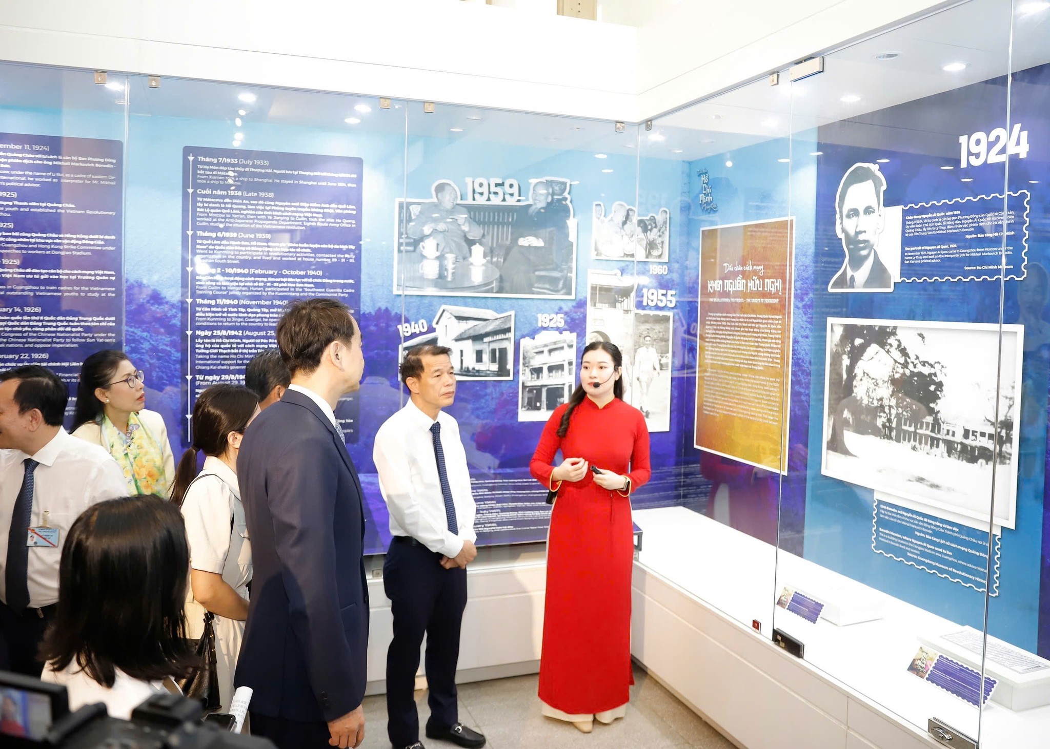 Các đại biểu tham quan Triển lãm “Dấu chân Hồ Chí Minh ở Trung Quốc”. (Ảnh: Bảo tàng Hồ Chí Minh) Các đại biểu tham quan Triển lãm “Dấu chân Hồ Chí Minh ở Trung Quốc”. (Ảnh: Bảo tàng Hồ Chí Minh)