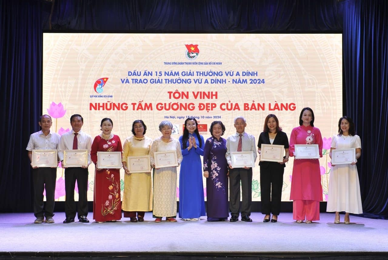 On October 18, 2024, at Bat Trang Pottery Village in Hanoi, the Vu A Dinh Scholarship Fund held a program to mark the 15th anniversary of the Vu A Dinh Award. The highlight of the event was the presentation of the 2024 Vu A Dinh Award to individuals and organizations who have significantly contributed to the development of ethnic minority communities. Among the awardees, VinaCapital Foundation’s Brighter Path program was recognized for its exceptional achievements in the field of education.