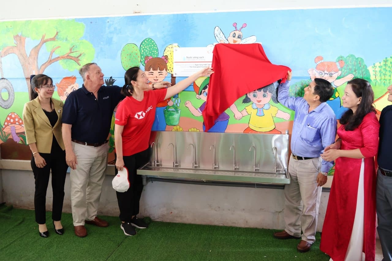 On August 24, 2024, HSBC Vietnam and VinaCapital Foundation (VCF) handed over three (03) clean water filtration systems to three (03) primary schools in Ba Tri district, Ben Tre province. This initiative, made possible by HSBC Vietnam’s donation to VCF’s Clean Water program, will provide safe drinking water to disadvantaged children, improve sanitation, and enhance the overall health of the local population. On August 24, 2024, HSBC Vietnam and VinaCapital Foundation (VCF) handed over three (03) clean water filtration systems to three (03) primary schools in Ba Tri district, Ben Tre province. This initiative, made possible by HSBC Vietnam’s donation to VCF’s Clean Water program, will provide safe drinking water to disadvantaged children, improve sanitation, and enhance the overall health of the local population.
