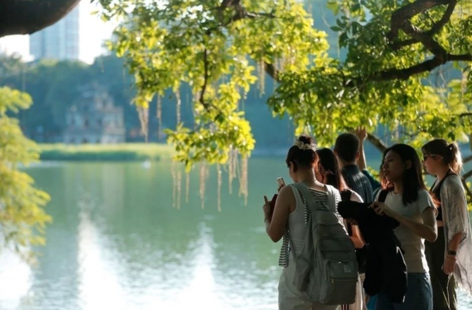 Tourists stroll around Hoan Kiem Lake, Hanoi. (Photo: Minh Quyet/VNA)