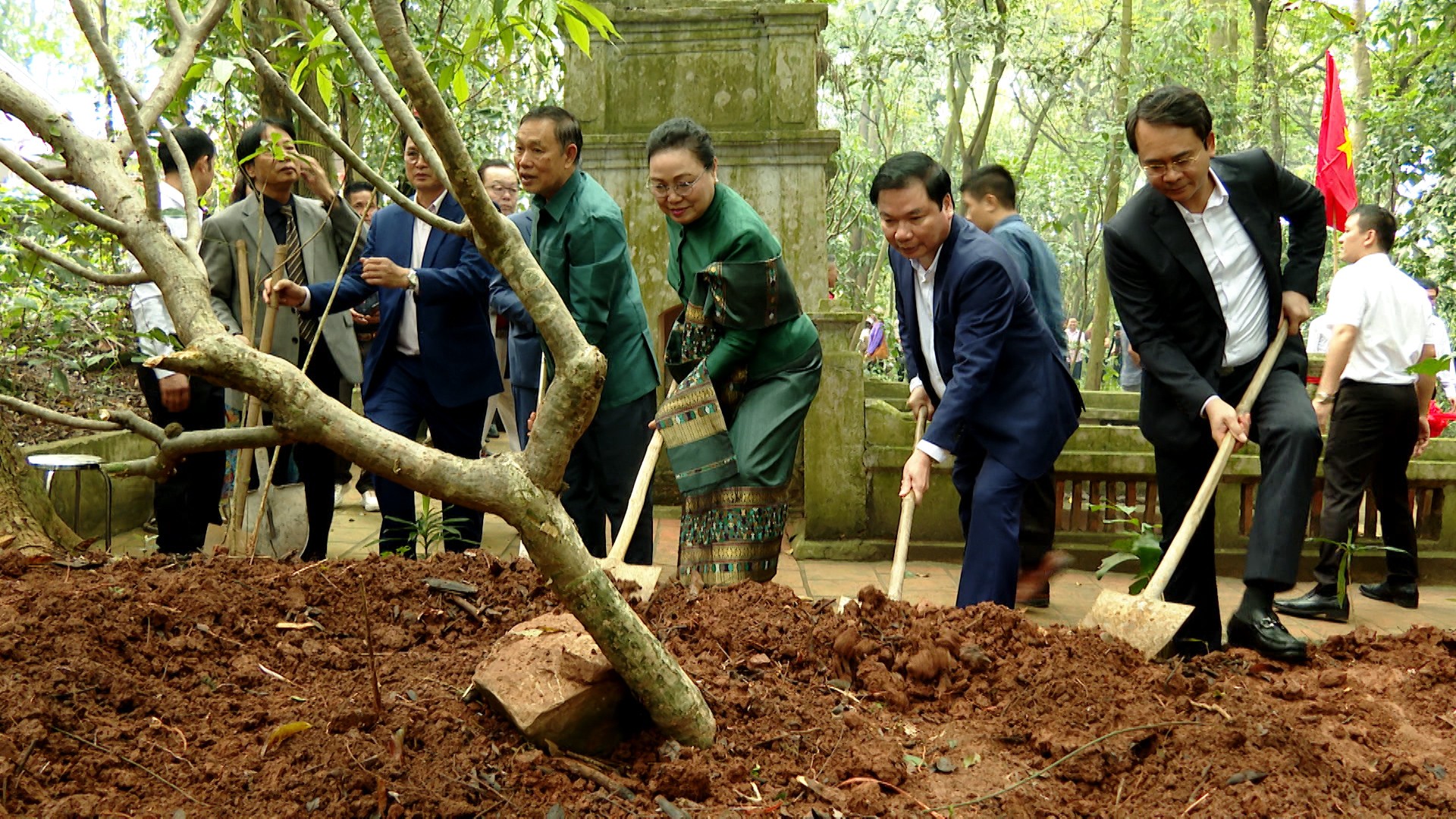 Đại sứ Lào tại Việt Nam Khamphao Ernthavanh cùng lãnh đạo tỉnh Ninh Bình trồng cây Chămpa tại đền thờ công chúa Nhồi Hoa. (Ảnh: Nguyễn Giang) Đại sứ Lào tại Việt Nam Khamphao Ernthavanh cùng lãnh đạo tỉnh Ninh Bình trồng cây Chămpa tại đền thờ công chúa Nhồi Hoa. (Ảnh: Nguyễn Giang)