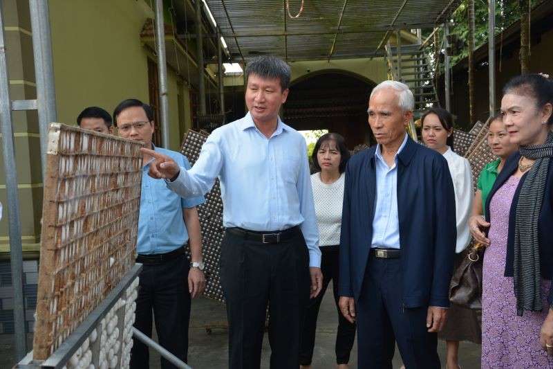 Đoàn công tác do ông Khamphan Pheuyavong dẫn đầu tham quan mô hình trồng dâu, nuôi tằm ở thôn Trúc Đình, xã Việt Thành, huyện Trấn Yên, tỉnh Yên Bái. Đoàn công tác do ông Khamphan Pheuyavong dẫn đầu tham quan mô hình trồng dâu, nuôi tằm ở thôn Trúc Đình, xã Việt Thành, huyện Trấn Yên, tỉnh Yên Bái.