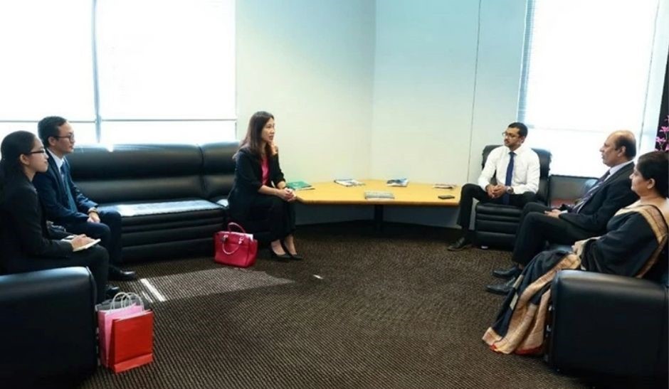 Ambassador Trinh Thi Tam met and discussed with Chairman of the Sri Lanka Investment Council Arjuna Herath. Ambassador Trinh Thi Tam met and discussed with Chairman of the Sri Lanka Investment Council Arjuna Herath.