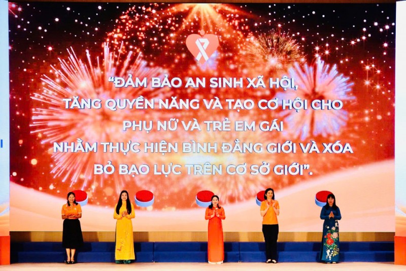 Các đại biểu bấm nút phát động Tháng hành động vì bình đẳng giới và phòng ngừa, ứng phó với bạo lực trên cơ sở giới năm 2024 (Ảnh: T.L). Các đại biểu bấm nút phát động Tháng hành động vì bình đẳng giới và phòng ngừa, ứng phó với bạo lực trên cơ sở giới năm 2024 (Ảnh: T.L).