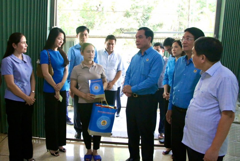 Chủ tịch Tổng LĐLĐ Việt Nam Nguyễn Đình Khang thăm hỏi, động viên và tặng quà đoàn viên công đoàn có nhà ở bị ảnh hưởng bởi thiên tai tại Bắc Mê, Hà Giang (Ảnh: T.L). Chủ tịch Tổng LĐLĐ Việt Nam Nguyễn Đình Khang thăm hỏi, động viên và tặng quà đoàn viên công đoàn có nhà ở bị ảnh hưởng bởi thiên tai tại Bắc Mê, Hà Giang (Ảnh: T.L).