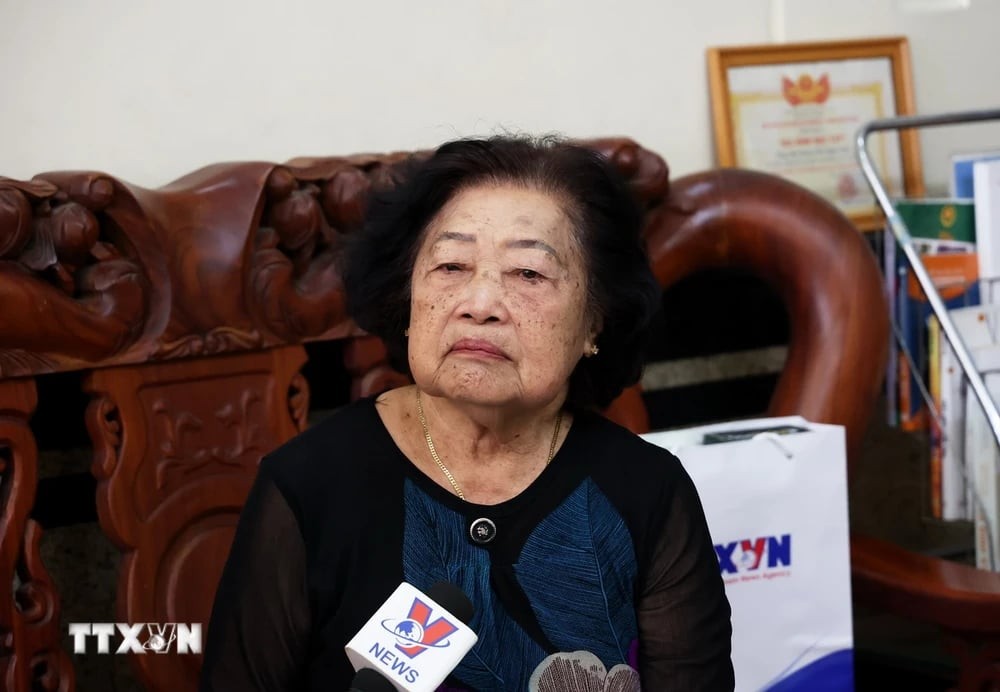 Meritorious teacher Dam Thi Ngoc Tho emotionally recalls the heroic years in the arms of the people of the North. (Photo: Hong Dat/VNA) Meritorious teacher Dam Thi Ngoc Tho emotionally recalls the heroic years in the arms of the people of the North. (Photo: Hong Dat/VNA)