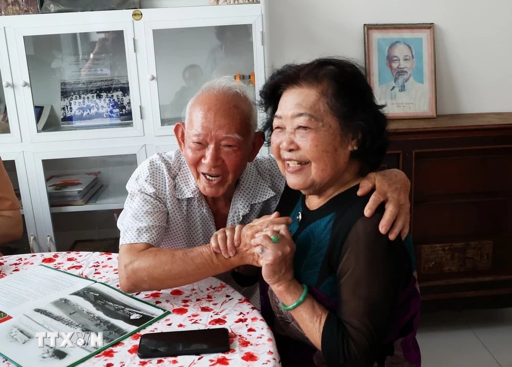 The joy of meeting again between teacher Dam Thi Ngoc Tho and Mr. Nguyen Anh Son, who studied in the same high school in the North. (Photo: Hong Dat/VNA) The joy of meeting again between teacher Dam Thi Ngoc Tho and Mr. Nguyen Anh Son, who studied in the same high school in the North. (Photo: Hong Dat/VNA)