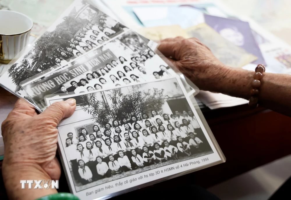 Meritorious teacher Dam Thi Ngoc Tho introduces images of class 3D of Southern students, Hai Phong school No. 4 in 1956. (Photo: Hong Dat/VNA) Meritorious teacher Dam Thi Ngoc Tho introduces images of class 3D of Southern students, Hai Phong school No. 4 in 1956. (Photo: Hong Dat/VNA)