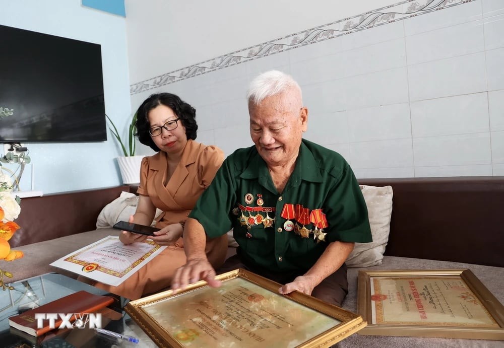 Mr. Duong Thanh Toan was awarded many medals and orders during his work. (Photo: Hong Dat/VNA) Mr. Duong Thanh Toan was awarded many medals and orders during his work. (Photo: Hong Dat/VNA)