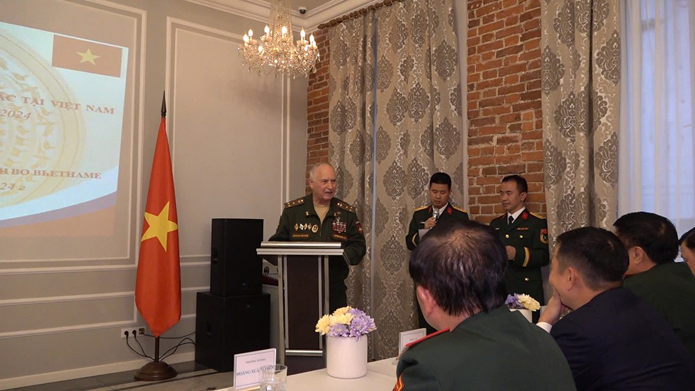 Đại diện cựu chiến binh Nga phát biểu tại buổi gặp mặt. Đại diện cựu chiến binh Nga phát biểu tại buổi gặp mặt.