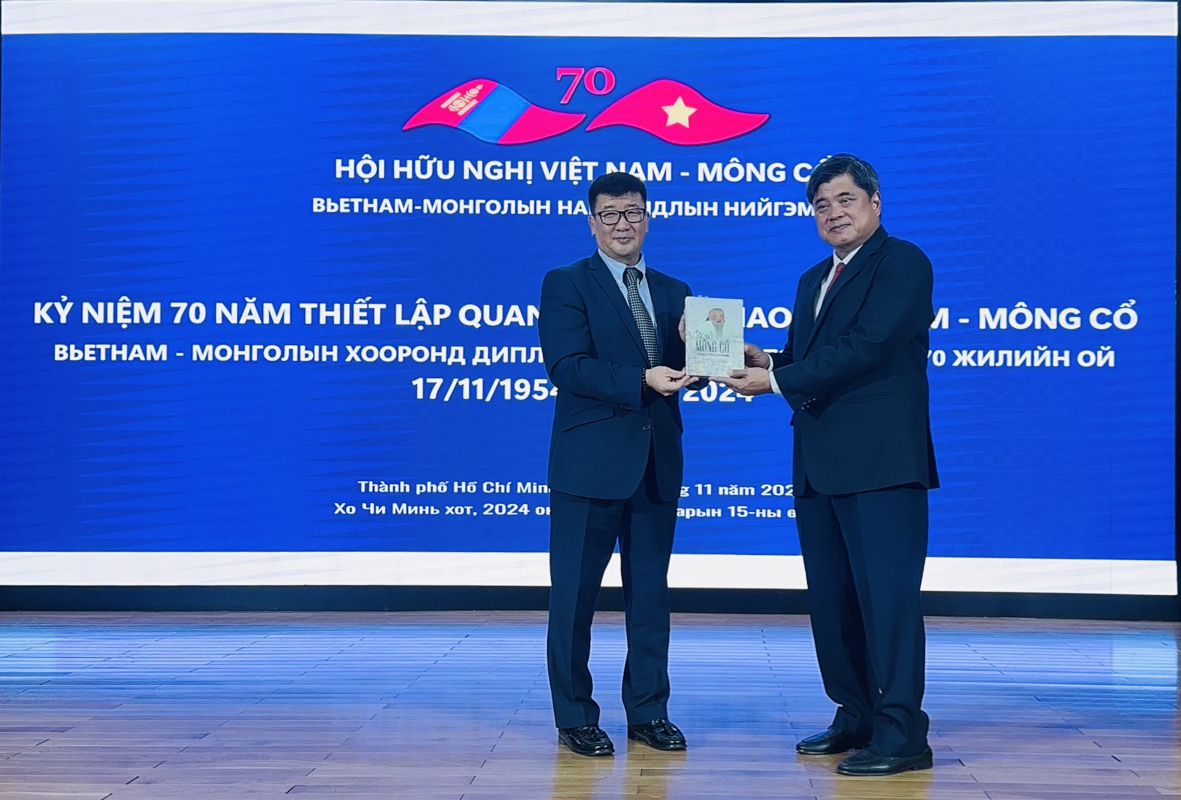 Chủ tịch Hội hữu nghị Việt Nam - Mông Cổ Trần Thanh Nam tặng Đại sứ Jigjee Sereejav cuốn sách “Bí sử Mông Cổ” (Tiểu sử Chingis Khaan) bản tiếng Việt. Chủ tịch Hội hữu nghị Việt Nam - Mông Cổ Trần Thanh Nam tặng Đại sứ Jigjee Sereejav cuốn sách “Bí sử Mông Cổ” (Tiểu sử Chingis Khaan) bản tiếng Việt.