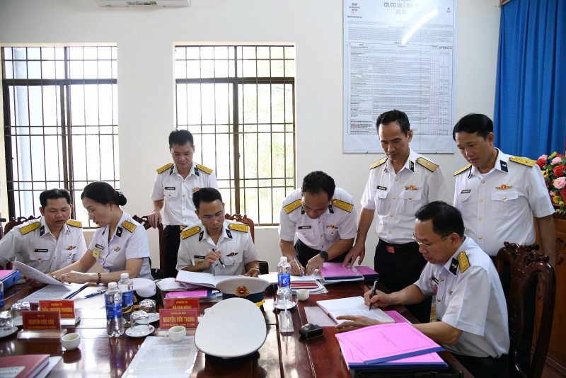Kiểm tra sổ sách hoạt động công tác đảng, công tác chính trị tại Lữ đoàn 127. Kiểm tra sổ sách hoạt động công tác đảng, công tác chính trị tại Lữ đoàn 127.