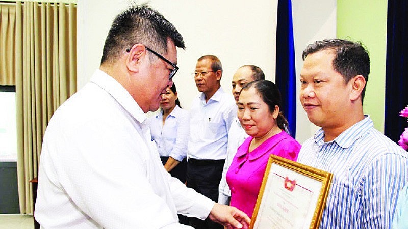 Ho Chi Minh City Fatherland Front Committee commends units that perform well in people's foreign affairs work. Ho Chi Minh City Fatherland Front Committee commends units that perform well in people's foreign affairs work.