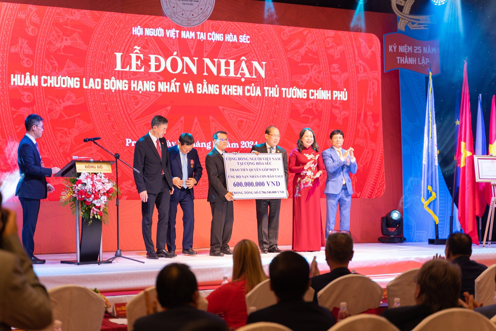 Hội người Việt Nam tại Cộng hòa Séc nhận Huân chương Lao động hạng Nhất Hội người Việt Nam tại Cộng hòa Séc nhận Huân chương Lao động hạng Nhất