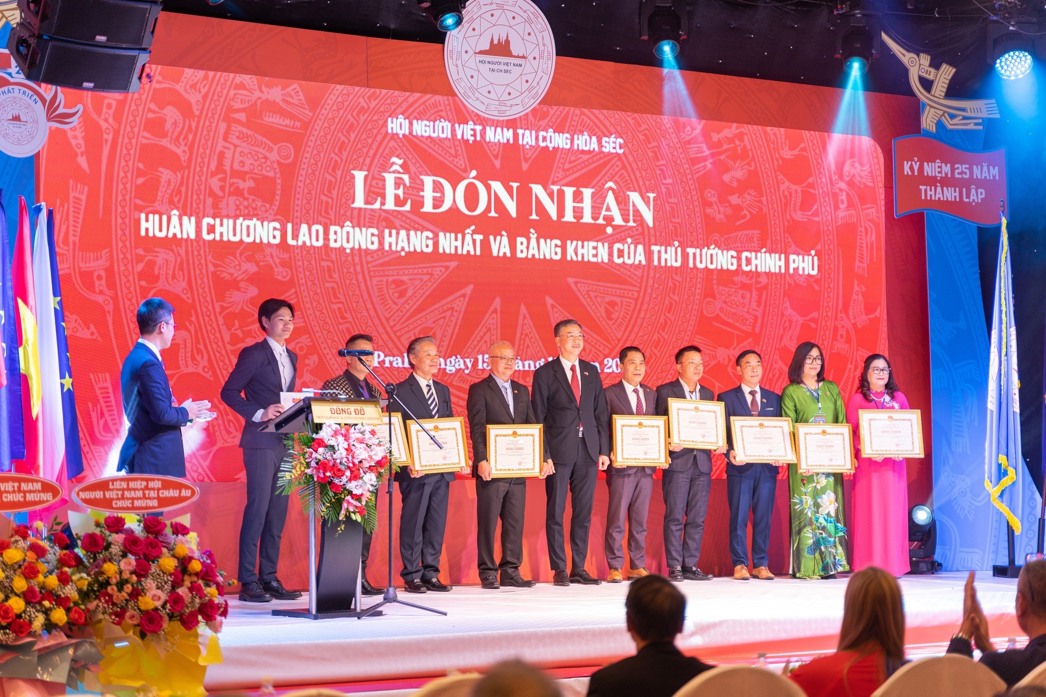 Hội người Việt Nam tại Cộng hòa Séc nhận Huân chương Lao động hạng Nhất Hội người Việt Nam tại Cộng hòa Séc nhận Huân chương Lao động hạng Nhất