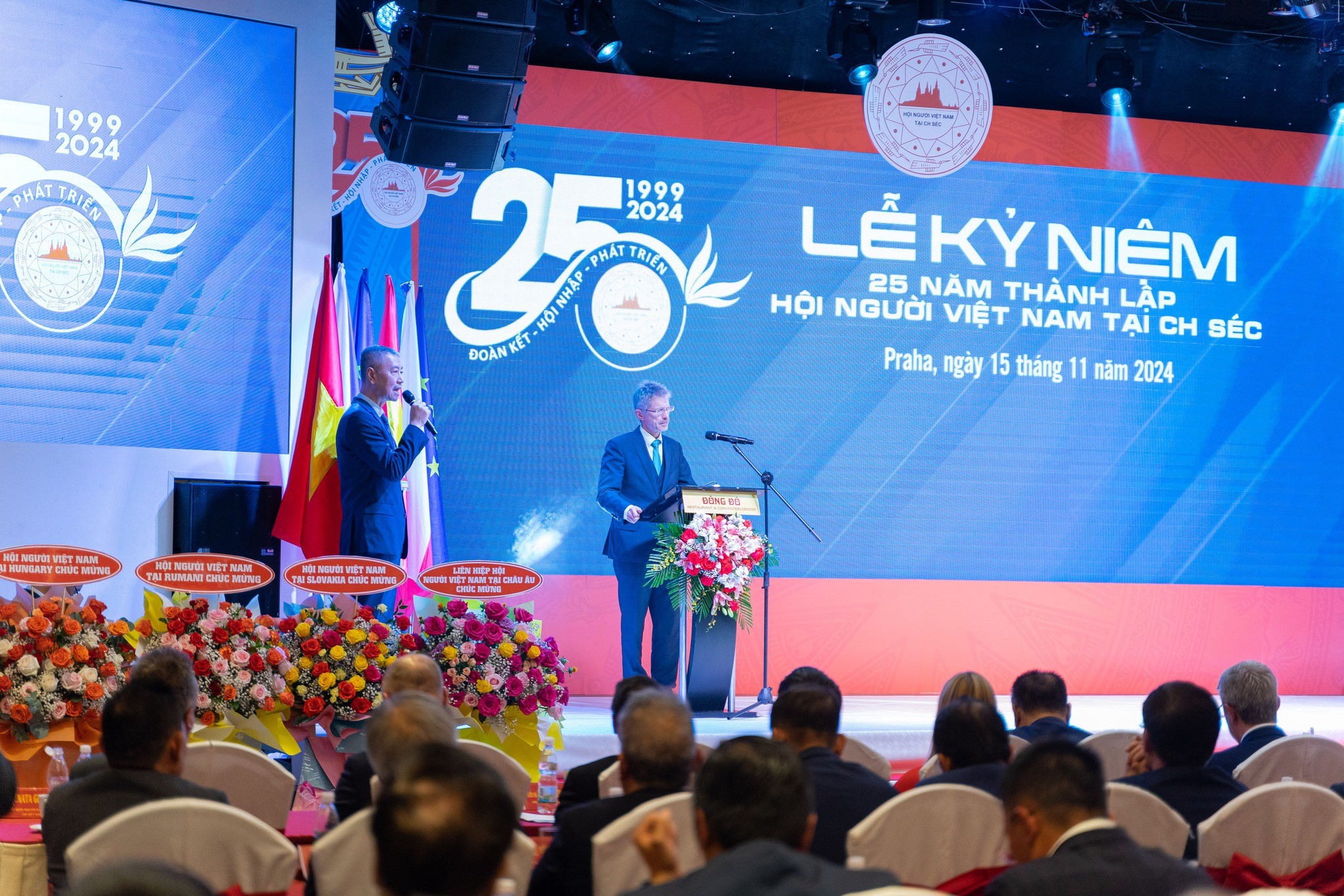 Hội người Việt Nam tại Cộng hòa Séc nhận Huân chương Lao động hạng Nhất Hội người Việt Nam tại Cộng hòa Séc nhận Huân chương Lao động hạng Nhất