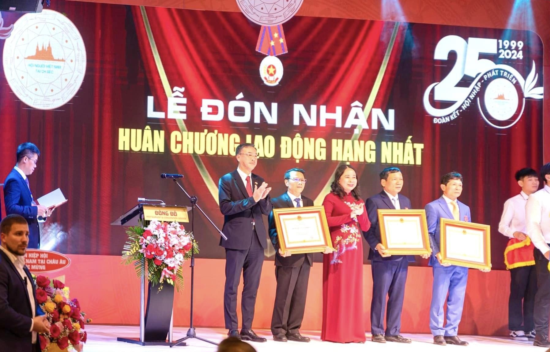 Hội người Việt Nam tại Cộng hòa Séc nhận Huân chương Lao động hạng Nhất Hội người Việt Nam tại Cộng hòa Séc nhận Huân chương Lao động hạng Nhất