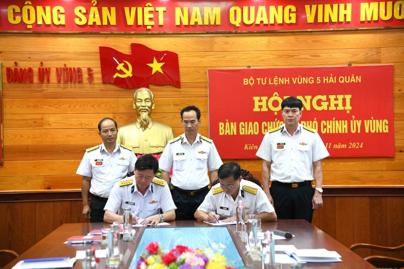 Ký biên bản bàn giao chức trách, nhiệm vụ Phó Chính ủy Bộ Tư lệnh Vùng 5 Hải quân. Ký biên bản bàn giao chức trách, nhiệm vụ Phó Chính ủy Bộ Tư lệnh Vùng 5 Hải quân.