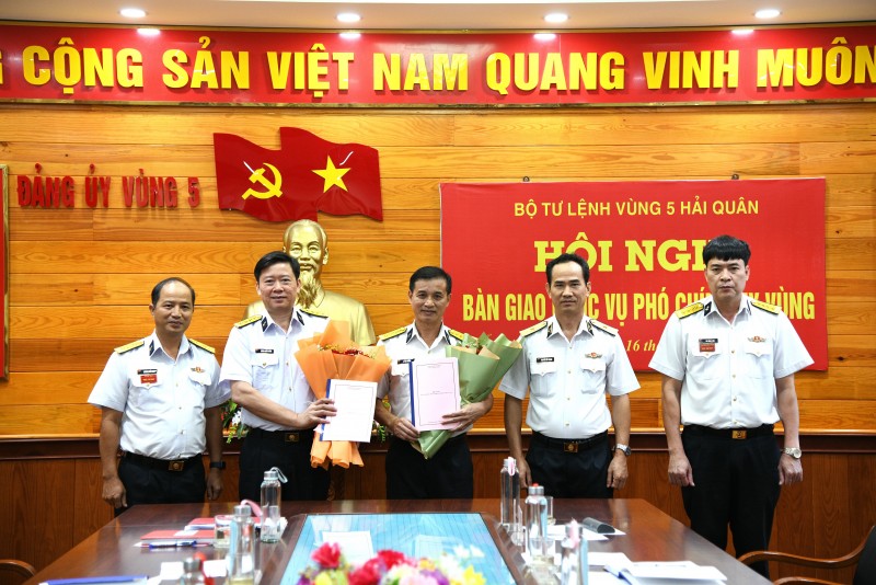 Chuẩn Đô đốc Nguyễn Hữu Thoan (thứ hai từ phải qua) tặng hoa chúc mừng Đại tá Lê Văn Hưởng và Đại tá Hoàng Quốc Hoàn. Chuẩn Đô đốc Nguyễn Hữu Thoan (thứ hai từ phải qua) tặng hoa chúc mừng Đại tá Lê Văn Hưởng và Đại tá Hoàng Quốc Hoàn.