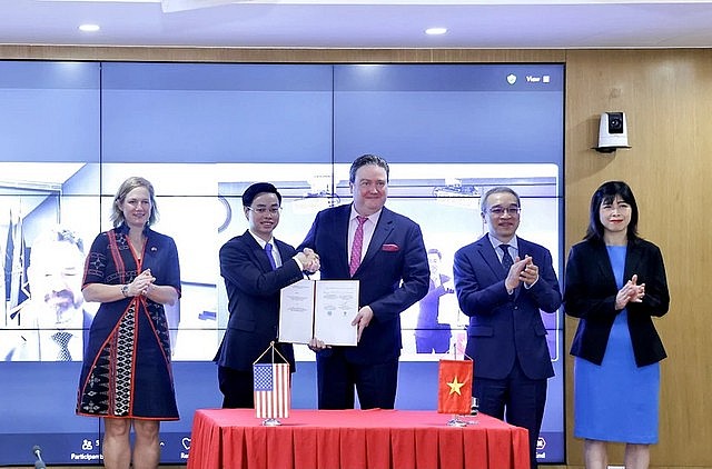 At the signing ceremony. Photo: VNA At the signing ceremony. Photo: VNA