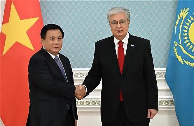 Nguyen Xuan Thang (L), Politburo member, President of the Ho Chi Minh National Academy of Politics, and Chairman of the Central Theory Council, welcomed by Kazakh President Kassym-Jomart Tokayev (Photo: VNA) Nguyen Xuan Thang (L), Politburo member, President of the Ho Chi Minh National Academy of Politics, and Chairman of the Central Theory Council, welcomed by Kazakh President Kassym-Jomart Tokayev (Photo: VNA)