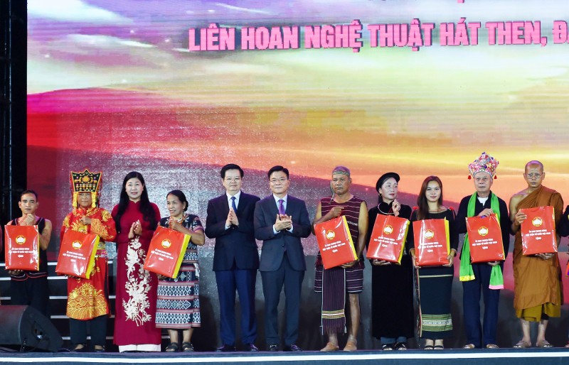 Khối đại đoàn kết toàn dân tộc sẽ không ngừng được củng cố, đưa đất nước vững bước tiến vào kỷ nguyên mới Khối đại đoàn kết toàn dân tộc sẽ không ngừng được củng cố, đưa đất nước vững bước tiến vào kỷ nguyên mới