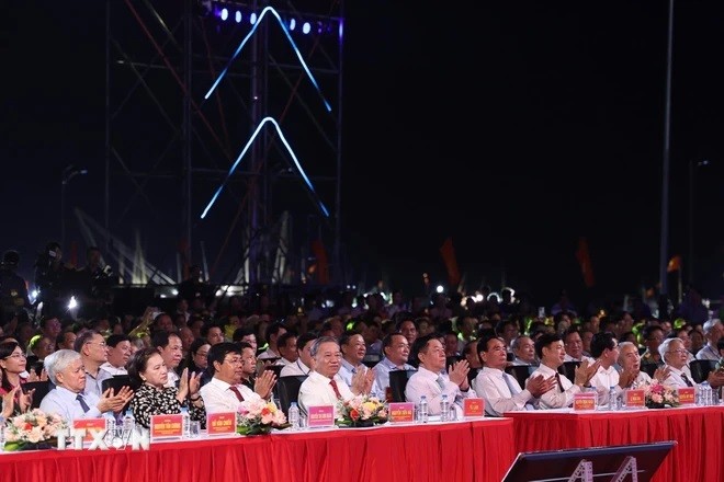 Cầu truyền hình trực tiếp Kỷ niệm 70 năm sự kiện tập kết ra Bắc - Tình sâu nghĩa nặng Cầu truyền hình trực tiếp Kỷ niệm 70 năm sự kiện tập kết ra Bắc - Tình sâu nghĩa nặng