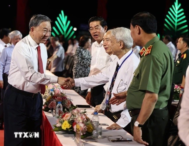 Cầu truyền hình trực tiếp Kỷ niệm 70 năm sự kiện tập kết ra Bắc - Tình sâu nghĩa nặng Cầu truyền hình trực tiếp Kỷ niệm 70 năm sự kiện tập kết ra Bắc - Tình sâu nghĩa nặng