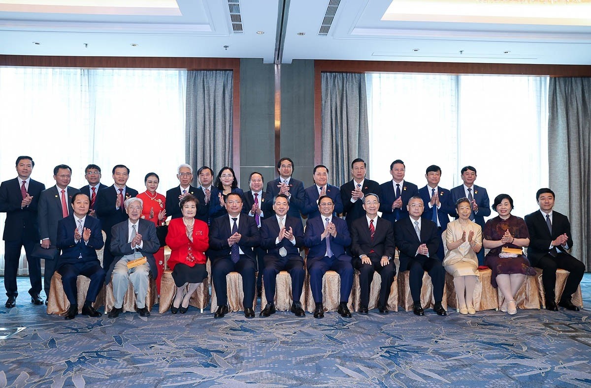 Bà Vu Thục Huệ chụp ảnh lưu niệm cùng Bà Vu Thục Huệ chụp ảnh lưu niệm cùng