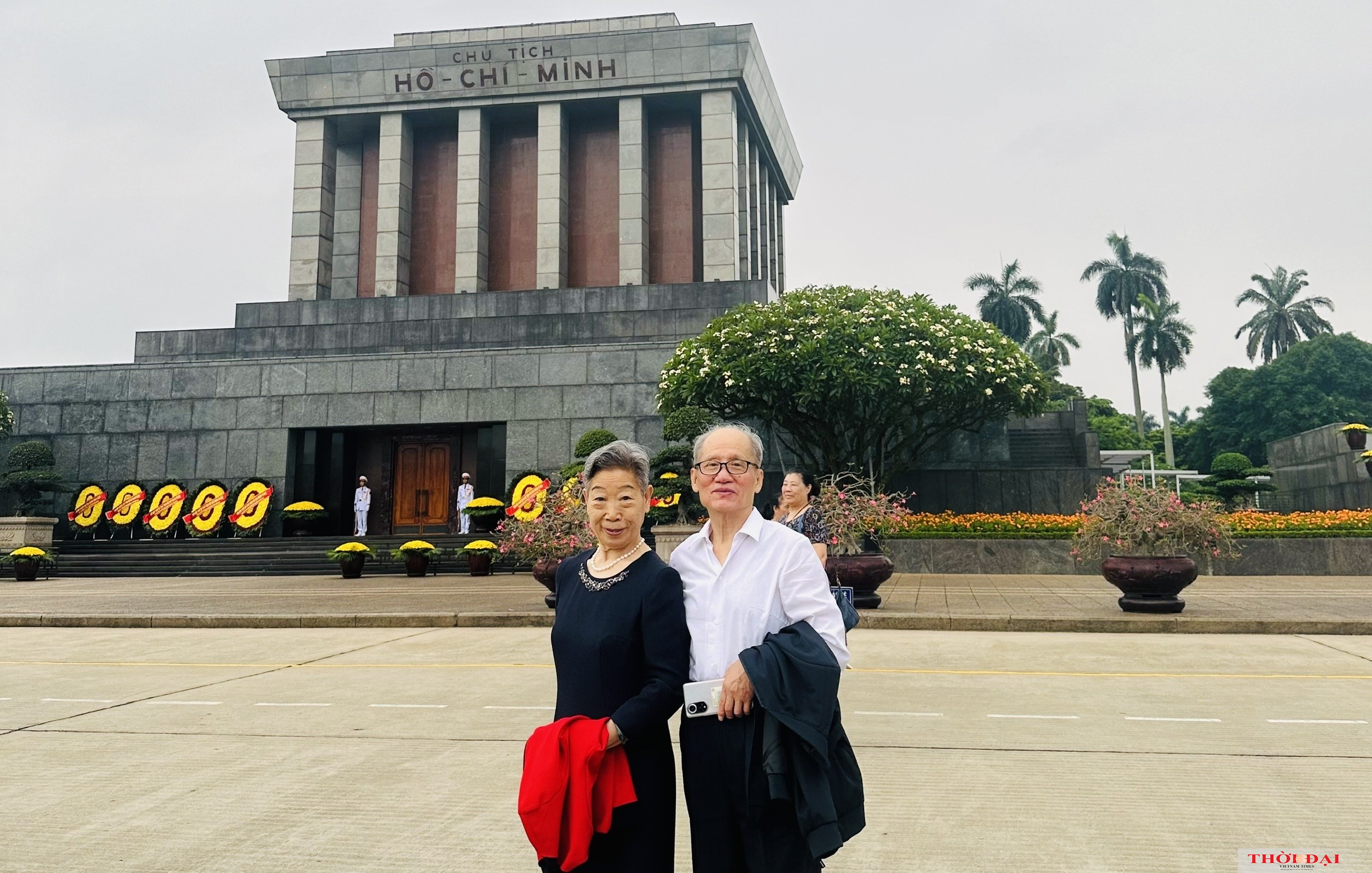 Bà Vu Thục Huệ cùng chồng chụp ảnh lưu niệm trước Lăng Chủ tịch Hồ Chí Minh trong chuyến thăm Việt Nam vào tháng 5/2024. Bà Vu Thục Huệ cùng chồng chụp ảnh lưu niệm trước Lăng Chủ tịch Hồ Chí Minh trong chuyến thăm Việt Nam vào tháng 5/2024.