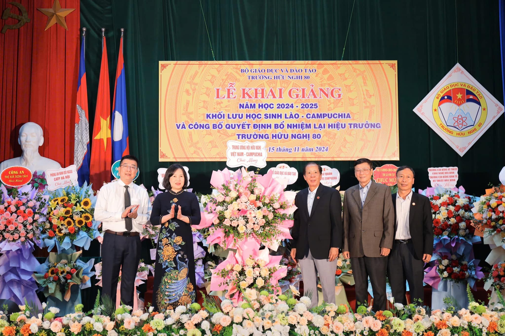 Trung ương Hội hữu nghị Việt Nam - Campuchia tặng hoa chúc mừng lễ khai giảng tại Trường Hữu nghị 80. (Ảnh: Trường Hữu nghị 80) Trung ương Hội hữu nghị Việt Nam - Campuchia tặng hoa chúc mừng lễ khai giảng tại Trường Hữu nghị 80. (Ảnh: Trường Hữu nghị 80)