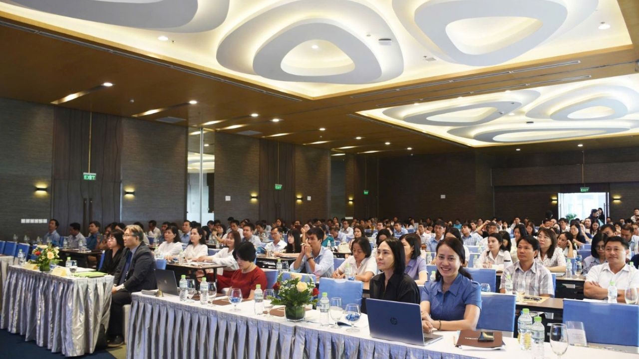 On August 27-28, 2024, Good Neighbors International (GNI), in collaboration with the Ministry of Education and Training (MOET), organized a training workshop on implementing social work and psychological counseling in schools. The event was attended by nearly 200 in-person participants and approximately 9,000 virtual attendees, including school staff and teachers. This workshop was part of the Training Workshop on Implementing Social Work and Psychological Counseling in Educational Institutions