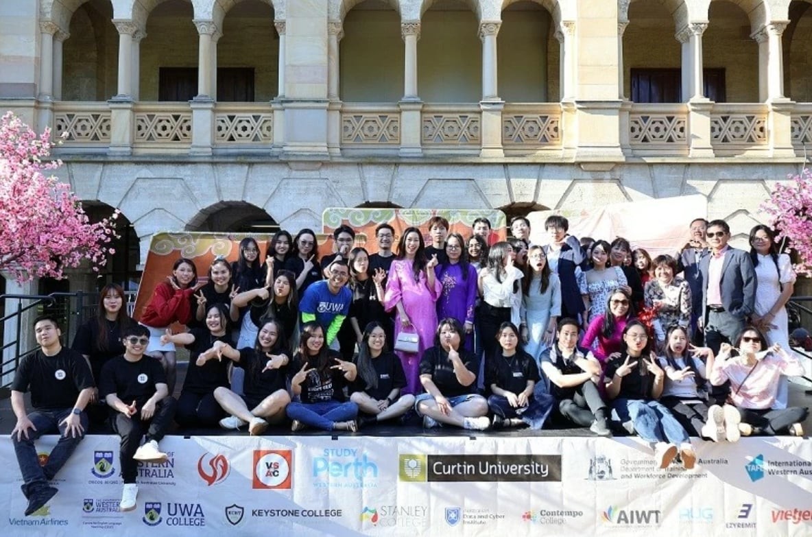 Delegates, guests and UWA students take a souvenir photo. Delegates, guests and UWA students take a souvenir photo.