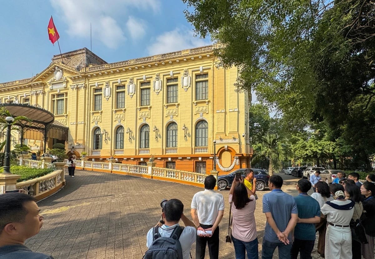 Visitors at the State Guest House (Tonkin Palace) 