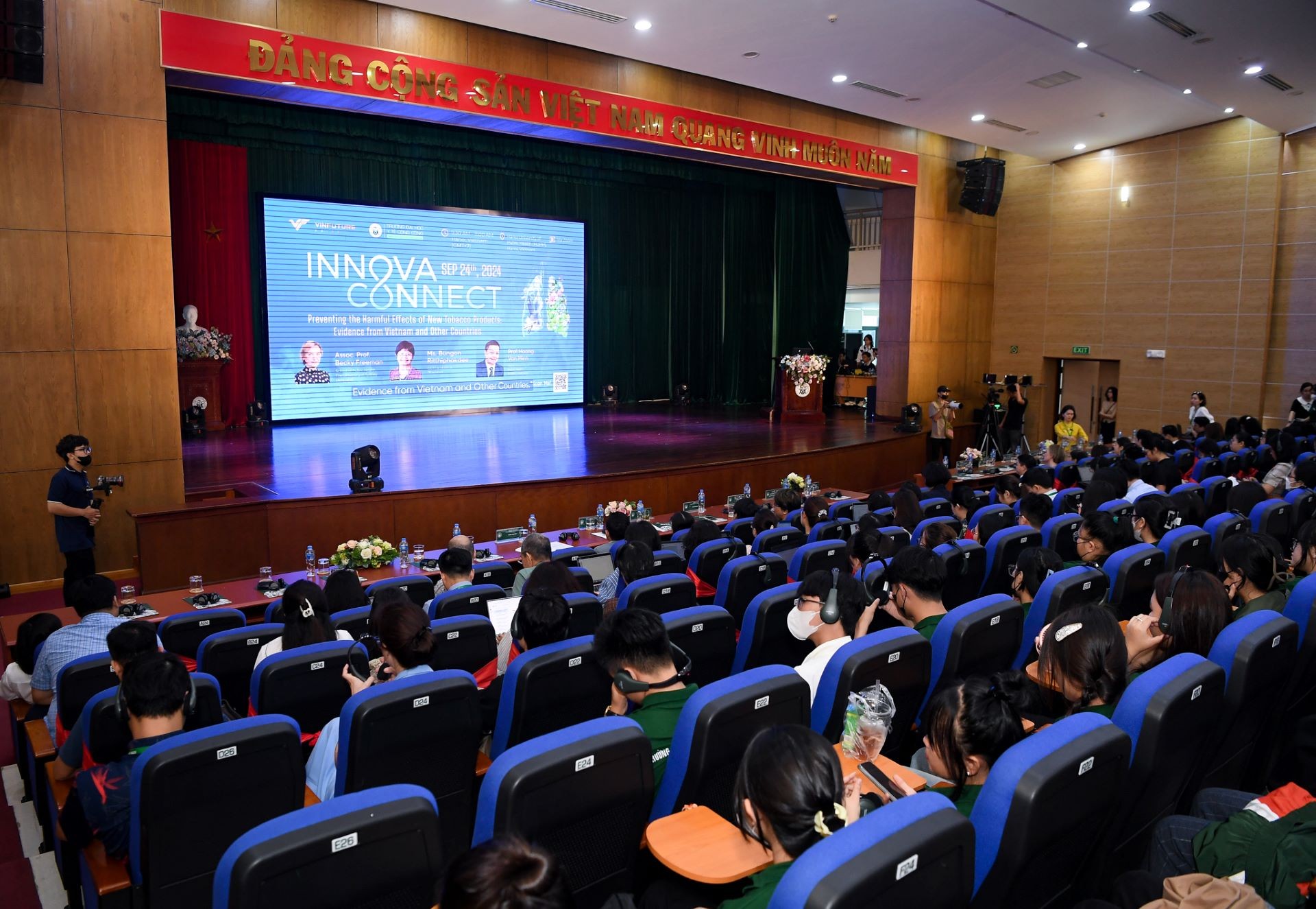 Tháng 9/2024, Hội thảo InnovaConnect với chủ đề “Phòng chống tác hại của thuốc lá mới: Bằng chứng khoa học và kinh nghiệm tại Việt Nam và trên thế giới” tổ chức bởi Quỹ VinFuture, phối hợp với Trường Đại học Y tế công cộng đã thu hút sự tham gia của gần 500 khách mời, gồm các chuyên gia hàng đầu trong và ngoài nước. Tháng 9/2024, Hội thảo InnovaConnect với chủ đề “Phòng chống tác hại của thuốc lá mới: Bằng chứng khoa học và kinh nghiệm tại Việt Nam và trên thế giới” tổ chức bởi Quỹ VinFuture, phối hợp với Trường Đại học Y tế công cộng đã thu hút sự tham gia của gần 500 khách mời, gồm các chuyên gia hàng đầu trong và ngoài nước.