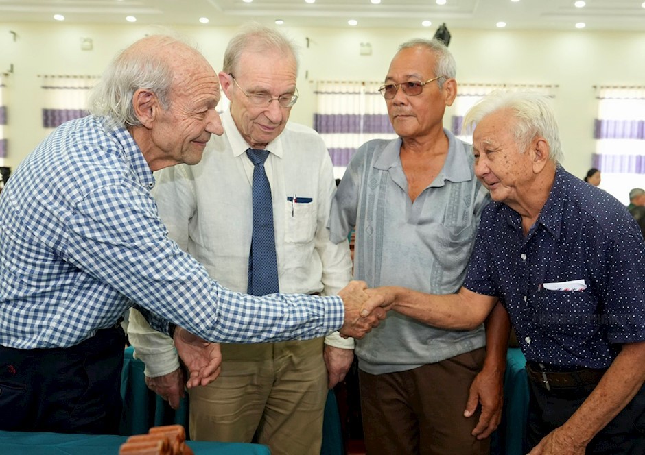 Ông Bernard Bachelard bắt tay cùng chia sẻ với các nạn nhân bị nhiễm chất độc màu da cam Ông Bernard Bachelard bắt tay cùng chia sẻ với các nạn nhân bị nhiễm chất độc màu da cam
