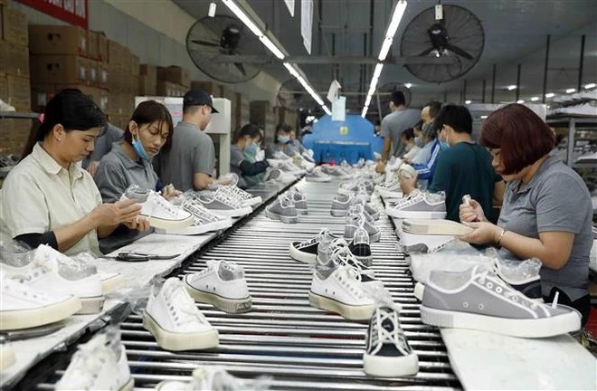 Sản xuất giày xuất khẩu sang thị trường EU tại Công ty TNHH Hóa dệt Hà Tây, xã Tân Lập, Đan Phượng, Hà Nội. (Ảnh: TTXVN) Sản xuất giày xuất khẩu sang thị trường EU tại Công ty TNHH Hóa dệt Hà Tây, xã Tân Lập, Đan Phượng, Hà Nội. (Ảnh: TTXVN)
